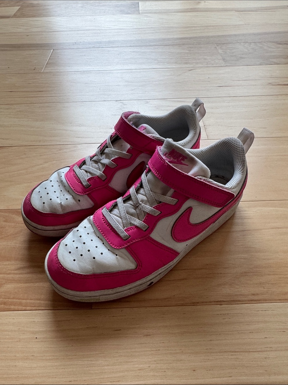 Nike Kids White and Pink Low-Top Sneakers with Hook-and-Loop Strap, size 3